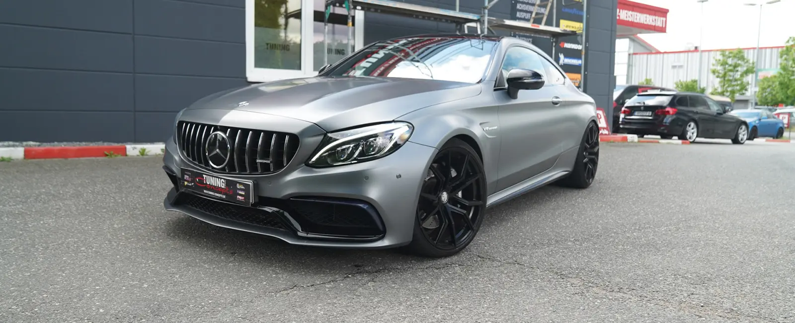 Der Mercedes AMG C-Klasse W205 C63 BiTurbo auf Drago Felgen